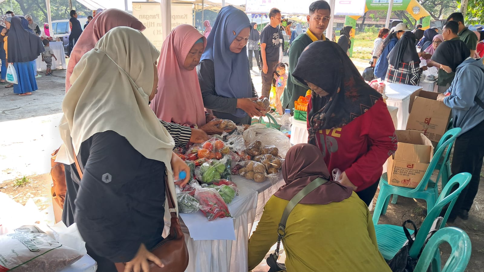 Kegiatan Gerakan Pangan Murah di lapangan Kebon Pelog, Kel. Kalijaga, Kec. harjamukti Kota Cirebon